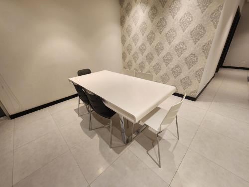a white table and chairs in a room at 3-BR Sea View Duplex on Island in Sanābis