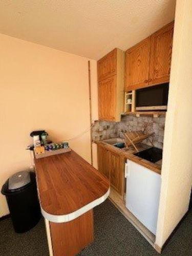 - une cuisine avec une table en bois et un comptoir dans l'établissement Résidence Grand Sud - Appartement de 23m²-ALPE D'HUEZ ECLOSE EST MAE-3521, à Huez