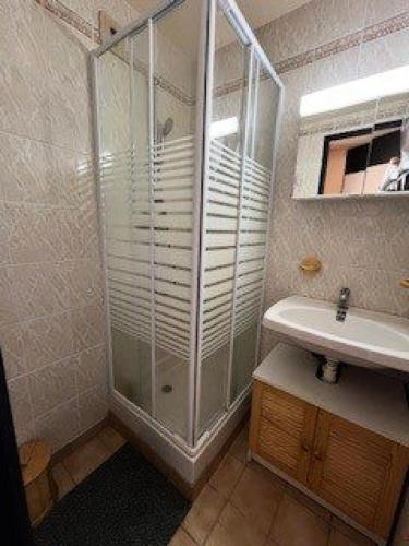 une salle de bain avec douche et lavabo dans l'établissement Résidence Grand Sud - Appartement de 23m²-ALPE D'HUEZ ECLOSE EST MAE-3521, à Huez
