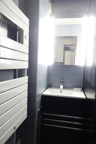 une salle de bain avec un lavabo et un miroir dans l'établissement Résidence Solaires - APPARTEMENT ALPE D'HUEZ QUARTIER PASSEAUX MAE-3561, à Huez