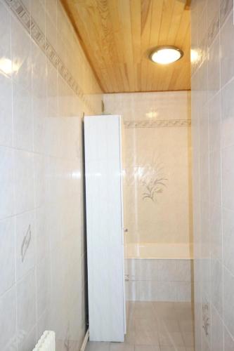 La salle de bains est pourvue d'une porte blanche. dans l'établissement Résidence Azur - APPARTEMENT 2 PIECES + COIN MONTAGNE- ALPE D'HUEZ AVENUE DU RIF NEL MAE-3571, à Huez