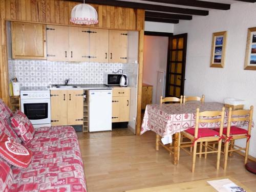 un salon avec une table et une cuisine dans l'établissement Résidence Gemeaux - APPARTEMENT ALPE D'HUEZ AVENUE DU RIF NEL MAE-3591, à Huez