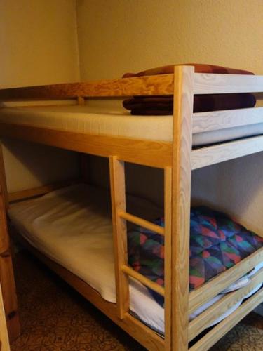une chambre avec deux lits superposés dans l'établissement Résidence Gemeaux - APPARTEMENT ALPE D'HUEZ AVENUE DU RIF NEL MAE-3591, à Huez