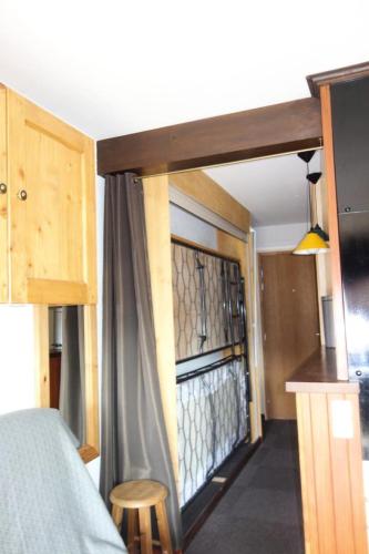 Cette chambre comprend un lit et une fenêtre en verre. dans l'établissement Résidence Obiou - APPARTEMENT ALPE D'HUEZ HAUT DE STATION MAE-3611, à Huez