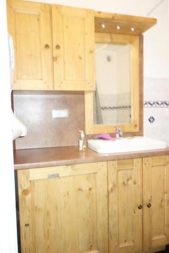 un comptoir de salle de bain avec un lavabo et un miroir dans l'établissement Résidence Obiou - APPARTEMENT ALPE D'HUEZ HAUT DE STATION MAE-3611, à Huez