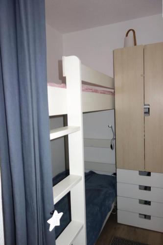 - une petite chambre avec des lits superposés dans l'établissement Résidence Balcons D'huez - APPARTEMENT ALPE D'HUEZ QUARTIER DE L'ECLOSE MAE-3601, à Huez