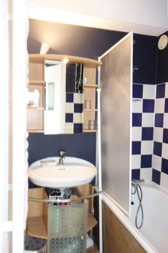 une salle de bain avec un lavabo, des toilettes et une baignoire dans l'établissement Résidence Balcons D'huez - APPARTEMENT ALPE D'HUEZ QUARTIER DE L'ECLOSE MAE-3601, à Huez