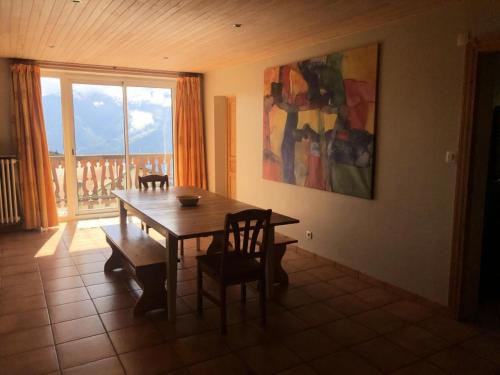 une salle à manger avec une table et des chaises et une fenêtre dans l'établissement Résidence Res.de L Oisans - GRAND APPARTEMENT 5 PIECES ALPE D'HUEZ HAUT DE STATION MAE-3641, à Huez