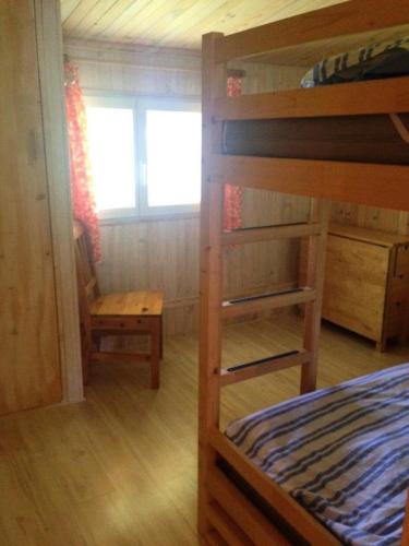 une chambre avec deux lits superposés et un bureau dans l'établissement Résidence Res.de L Oisans - GRAND APPARTEMENT 5 PIECES ALPE D'HUEZ HAUT DE STATION MAE-3641, à Huez