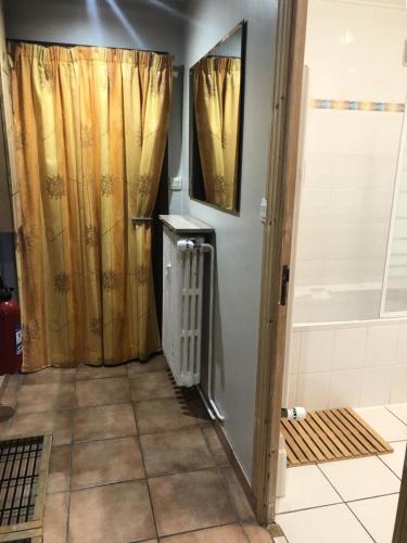 La salle de bains est pourvue de 2 rideaux de douche et d'une baignoire. dans l'établissement Résidence Res.de L Oisans - GRAND APPARTEMENT 5 PIECES ALPE D'HUEZ HAUT DE STATION MAE-3641, à Huez