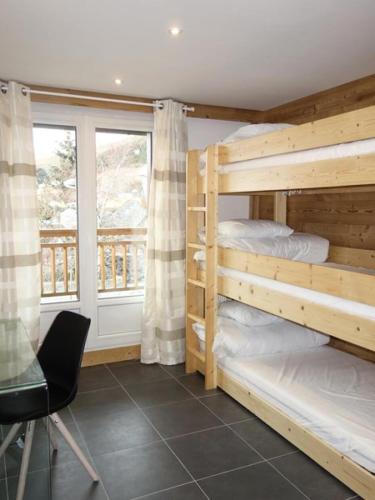 une chambre avec deux lits superposés et une fenêtre dans l'établissement Résidence Res.de L'alpe - APPARTEMENT ALPE D'HUEZ CENTRE STATION MAE-3631, à Huez