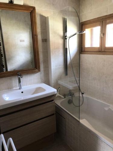 une salle de bain avec un lavabo, une baignoire et une douche dans l'établissement Chalet Alpina - APPARTEMENT ALPE D'HUEZ QUARTIER HAUT DE STATION MAE-3671, à Huez