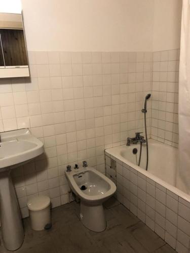 une salle de bain avec un lavabo, des toilettes et une baignoire dans l'établissement Résidence Montana - APPARTEMENT ALPE D'HUEZ HAUT DE STATION MAE-3681, à Huez