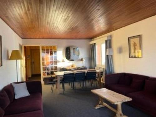 un salon avec un canapé et une table dans l'établissement Résidence Choucas - APPARTEMENT ALPE D'HUEZ AVENUE DU RIFNEL MAE-3701, à Huez