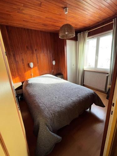 une chambre avec un lit et un plafond en bois dans l'établissement Résidence Choucas - APPARTEMENT ALPE D'HUEZ AVENUE DU RIFNEL MAE-3701, à Huez