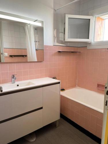 une salle de bain avec un lavabo et une baignoire dans l'établissement Résidence Choucas - APPARTEMENT ALPE D'HUEZ AVENUE DU RIFNEL MAE-3701, à Huez