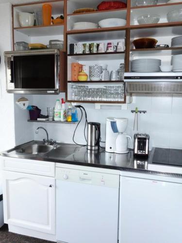 une cuisine avec un comptoir avec un évier et un micro-ondes dans l'établissement Résidence Menandiere - APPARTEMENT 3 PIECES ALPE D'HUEZ CENTRE STATION MAE-3651, à Huez