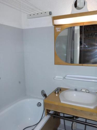 une salle de bain blanche avec une baignoire et un lavabo dans l'établissement Résidence Menandiere - APPARTEMENT 3 PIECES ALPE D'HUEZ CENTRE STATION MAE-3651, à Huez