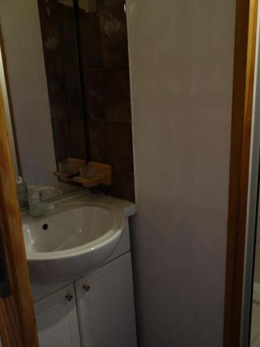 une salle de bain avec un lavabo blanc et un miroir dans l'établissement Résidence Menandiere - APPARTEMENT ALPE D'HUEZ QUARTIER CENTRE STATION MAE-3711, à Huez