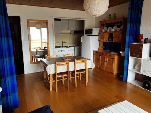 une cuisine et une salle à manger avec une table et des chaises dans l'établissement Résidence Choucas - APPARTEMENT ALPE D'HUEZ AVENUE DU RIFNEL MAE-3691, à Huez