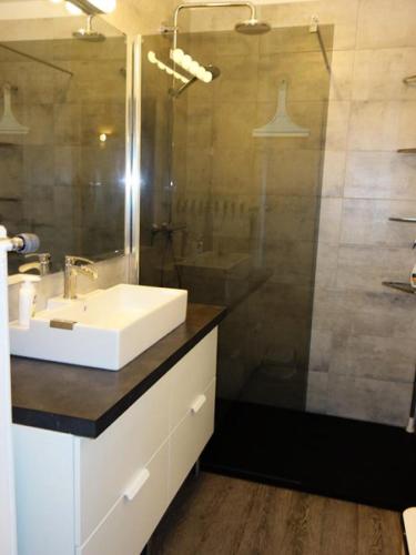 une salle de bain avec un lavabo et une douche dans l'établissement Résidence Choucas - APPARTEMENT ALPE D'HUEZ AVENUE DU RIFNEL MAE-3691, à Huez