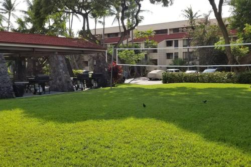 Taman di luar Ohana Beach Retreat at the Surf and Racquet Club