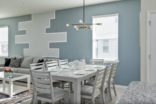 Themed house w pool & game room photo 13