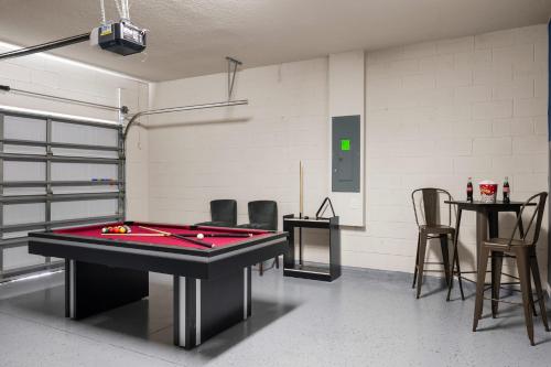 Themed house w pool & game room photo 53
