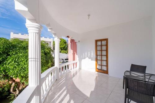 Un balcón o terraza de Villa Serenity Jamaica