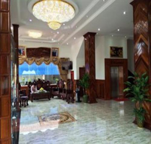 Emerald BB Battambang Hotel في باتامبانغ: لوبي مع غرفة معيشة وغرفة طعام