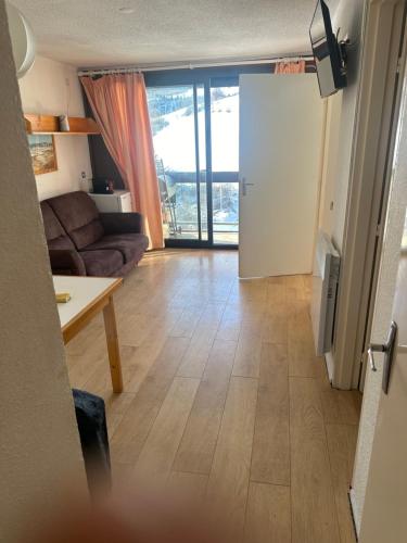 un salon avec un canapé et une table dans l'établissement La montagne, à Villarembert