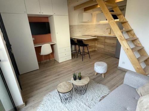 un salon avec un canapé et une table dans l'établissement Studio cosy avec mezzanine, à Salon-de-Provence