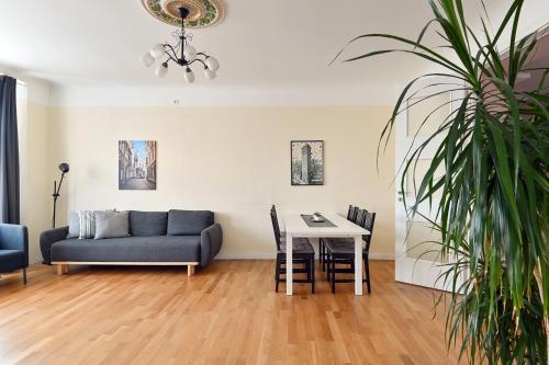 Posezení v ubytování Families & Groups - 4 Bedrooms - Spacious 110m2 - Perfect Location