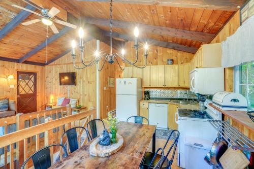 Kuchyň nebo kuchyňský kout v ubytování Treehouse Chalet Near Mt Snow with On-Site Trails!