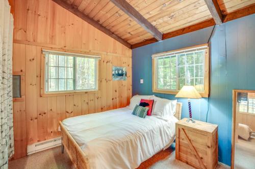 Postel nebo postele na pokoji v ubytování Treehouse Chalet Near Mt Snow with On-Site Trails!