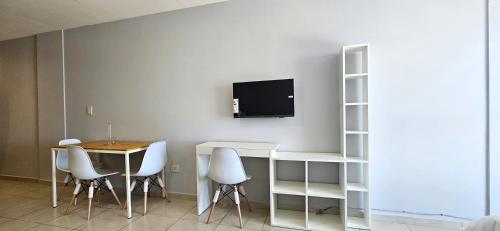 Μια τηλεόραση ή/και κέντρο ψυχαγωγίας στο Departamento en Corrientes, céntrico, con piscina