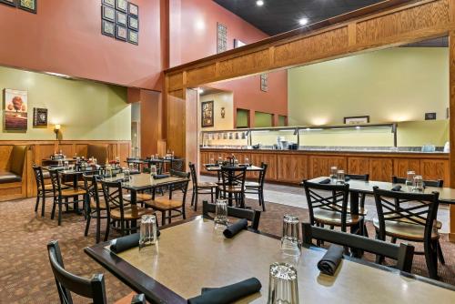 a restaurant with tables and chairs in a room at Best Western Tower West Lodge in Gillette