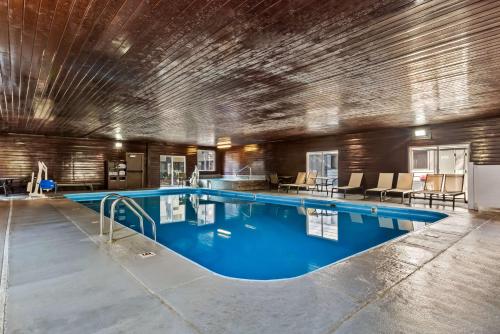 a large swimming pool in a building at Best Western Tower West Lodge in Gillette