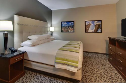 Postel nebo postele na pokoji v ubytování Drury Plaza Hotel Dallas Richardson