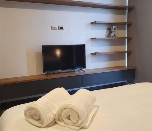 a bedroom with a bed and a flat screen tv at Elegante depa cerca de los arcos con amenidades in Hércules