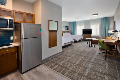 Kuchyň nebo kuchyňský kout v ubytování Staybridge Suites - Ames by IHG