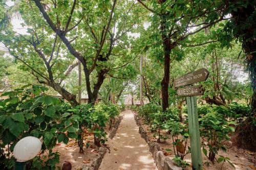 a garden path with a sign in the middle at Beachcomber Island Resort in Beachcomber Island
