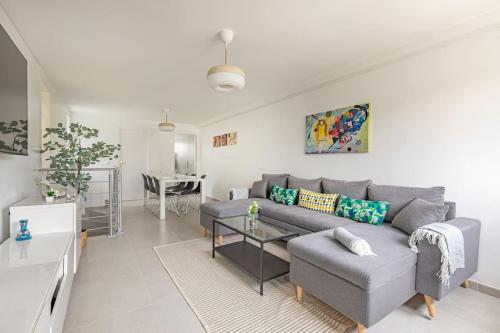 un salon avec un canapé et une table dans l'établissement Maison paisible T3 à 20min de Paris, à Vitry-sur-Seine