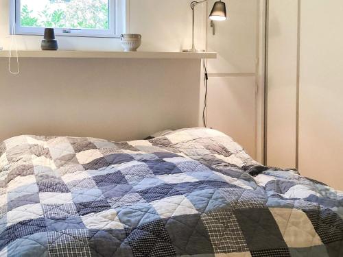 Bøtø Byにある4 star holiday home in Væggerløseのベッドルームに掛け布団付きのベッド1台