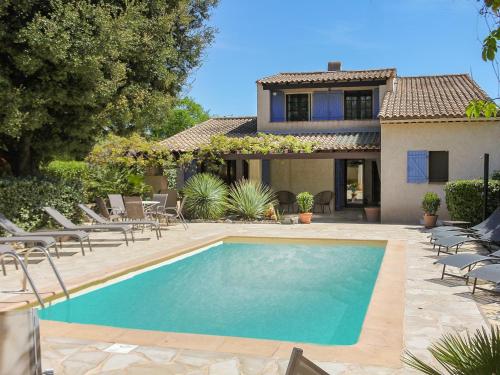 une piscine devant une maison dans l'établissement Villa Muguet, à Bagnols-en-Forêt