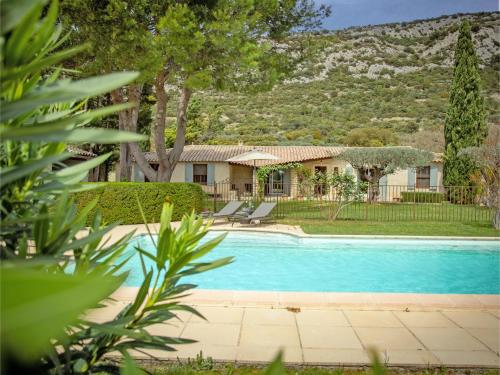 une maison avec une piscine dans la cour dans l'établissement Le Mas Romarin, à Beaumes-de-Venise