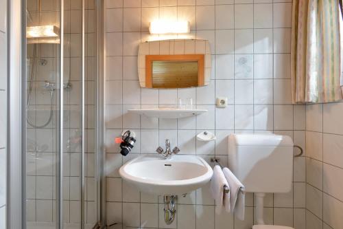 A bathroom at Frühstückspension Seefried