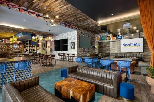 a restaurant with leather couches and a bar at Holiday Inn & Suites Nashville Downtown - Broadway by IHG in Nashville