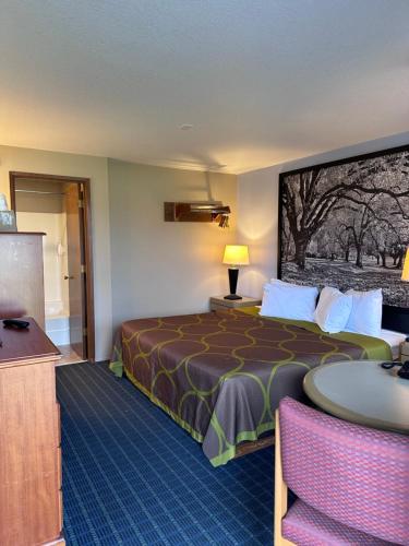 Postel nebo postele na pokoji v ubytování Super 8 by Wyndham Vancouver East