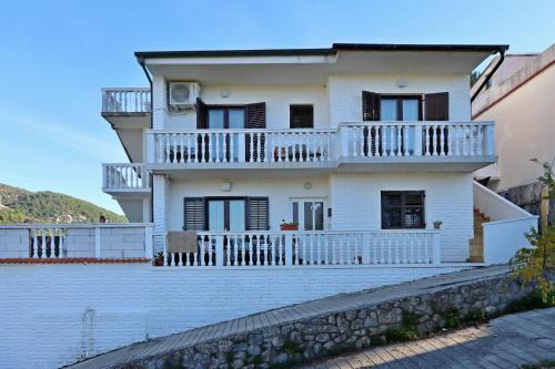 Apartments with parking space Banjol, Rab - 16082